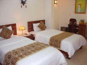 Standard twin with french bed, an extra bed, private facilities (bath and shower), and breakfast